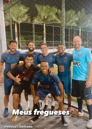 Robinho aparece jogando futebol em Santos
