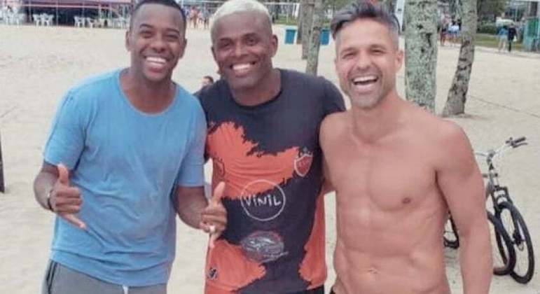 Robinho, na praia, com Diego Ribas. O jogador leva vida 'normal', apesar de condenado por estupro