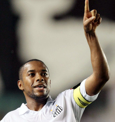 Condenado na Itália por estupro, Robinho recebeu pena de nove anos. O crime aconteceu em 2013, em uma boate em Milão. Na ocasião, o atleta cometeu violência sexual contra uma mulher albanesa. Confira outros jogadores brasileiros que também possuem a 'ficha suja'
