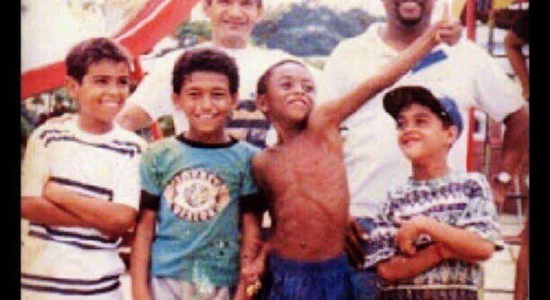 Robinho, sem camisa. Infância muito difícil. Futebol o tornou milionário...