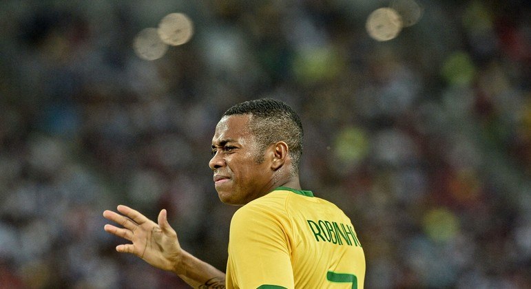 Robinho entregou passaporte à justiça