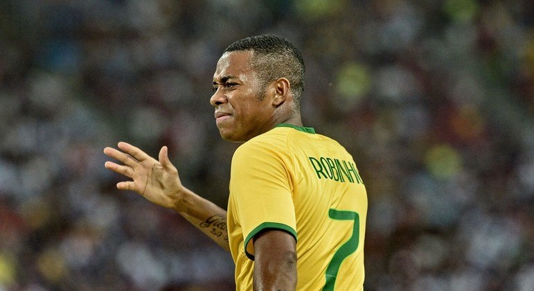 Defesa de Robinho age para evitar prisão do jogador no Brasil