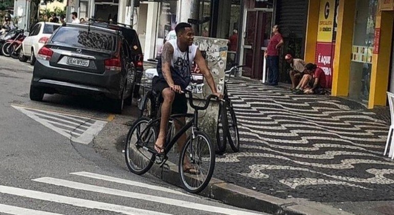Robinho passeando de bicicleta em Santos. Desfrutando da liberdade, apesar de condenado por estupro