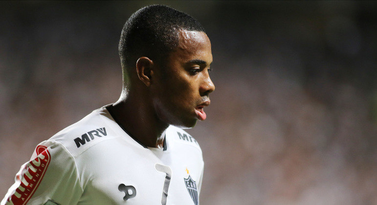 Robinho foi condenado na Itália a nove anos de prisão por estupro
