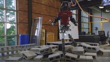 Robôs conseguem andar sobre blocos de cimento sem desequilibrar