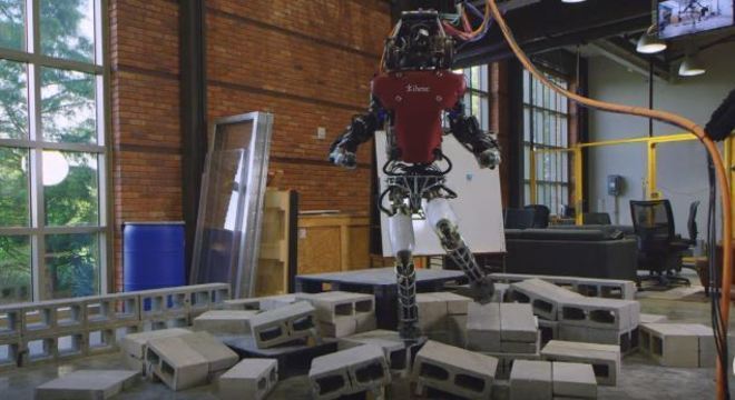 Robôs humanoide caminham por pisos irregulares