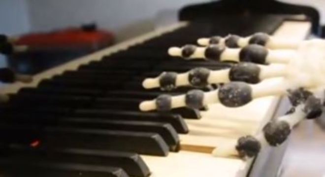 Mão criada em impressora 3D pode ser usada por robô para tocar piano