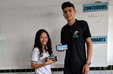 Os estudantes João Vitor de Lima Sousa e Ana Jully Teófilo de Sousa