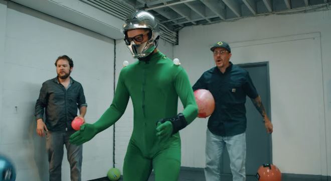 Brincadeira usou computação gráfica para criar um robô humanoide