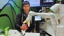 Robô criado pelo Google busca refrigerante e limpa mesa de funcionários