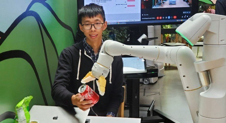 Funcionário do Google faz demonstração com o robô
