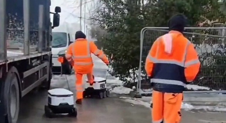 Homem que estava trabalhando deu chutes nos robôs entregadores
