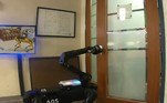 O dispositivo da Boston Dynamics também conseguiu abrir uma porta com muita facilidade para sair de um ambiente, algo que foi demonstrado em outros vídeos publicados pela empresa