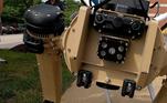O robô desenvolvido pela empresa Ghost Robotics pesa cerca de 45 kg e pode ser equipado com diversos apetrechos, como câmeras e sensores