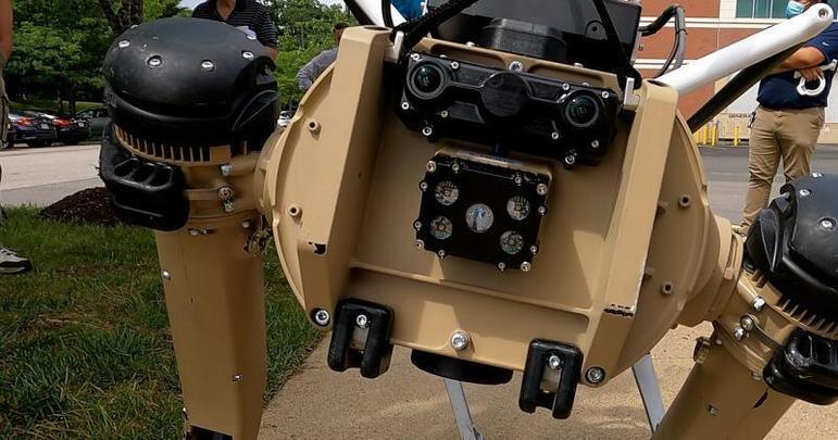 O robô desenvolvido pela empresa Ghost Robotics pesa cerca de 45 kg e pode ser equipado com diferentes apetrechos, como câmeras e sensores