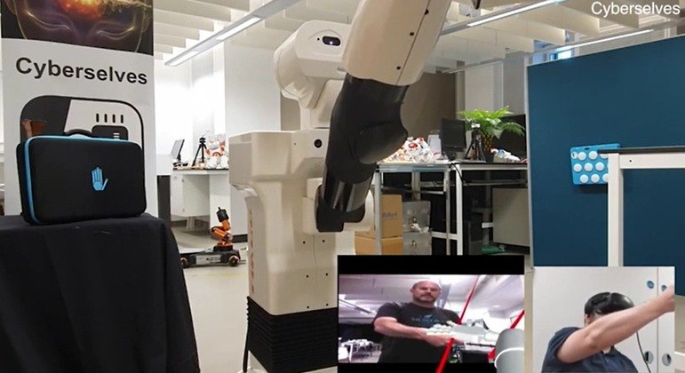 Robô é comandado remotamente por meio de controladores de movimento portáteis