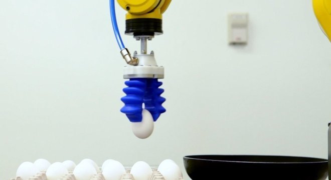 Robô da Soft Robotics pegando um ovo