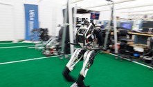 Artemis, um robô humanoide jogador de futebol, está pronto para entrar em campo