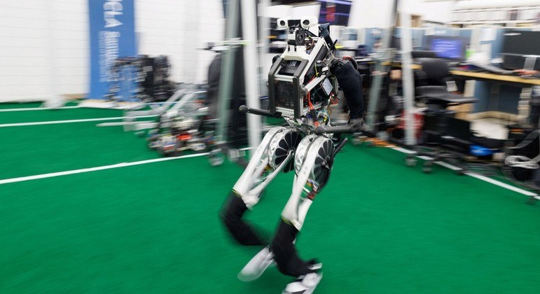 Robô usa tecnologia de ponta e consegue dar chutes e receber empurrões pesados
