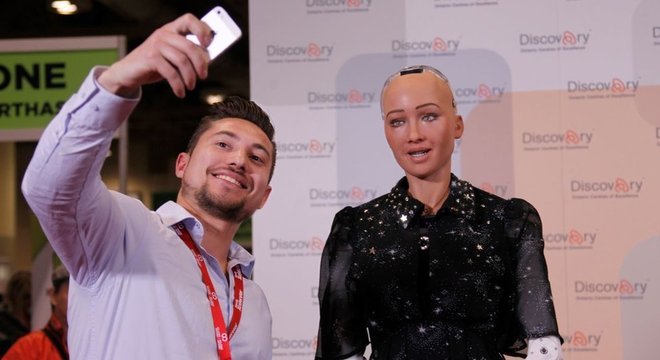  Robô humanoide Sophia participa de conferências e já ganhou até cidadania saudita