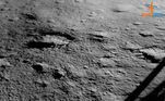 Esta é a primeira foto enviada pelo robô já no solo da Lua. O explorador robótico está no satélite com a missão de obter dados das reservas de água em forma de gelo no polo sul lunar