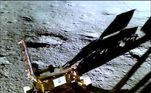 A nave indiana Chandrayaan-3 pousou no polo sul da Lua na quarta-feira (23), e o robô de exploração Pragyan já está andando sobre a superfície do satélite natural da Terra. Após enviar à Isro, a agência espacial indiana, a primeira imagem da região, agora também surgem as primeiras fotos da própria sonda. Acima, vemos o veículo descendo do módulo espacial em direção ao chão lunar