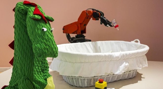  'Fantasia' de dragão faz robô que dá mamadeira parecer um pouco mais amigável
