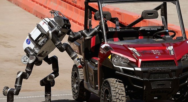 Russell diz que os seres humanos precisam recuperar o controle da inteligência artificial ​​antes que seja tarde demais