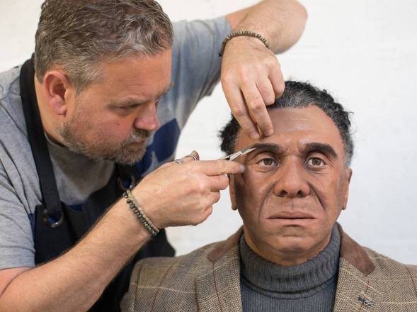 E isso inclui a categoria dos Mesmers, um tipo de robÃ´ que reproduz o ser humano. A mÃ¡quina biomecÃ¢nica tem pernas, braÃ§os, mÃ£os e Ã© completa com pele artificial e um pescoÃ§o com vÃ©rtebras, que se entrelaÃ§am, e se contorce