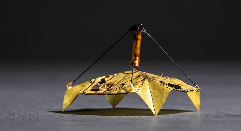 Robôs usam uma técnica de origami para mudar de direção no ar
