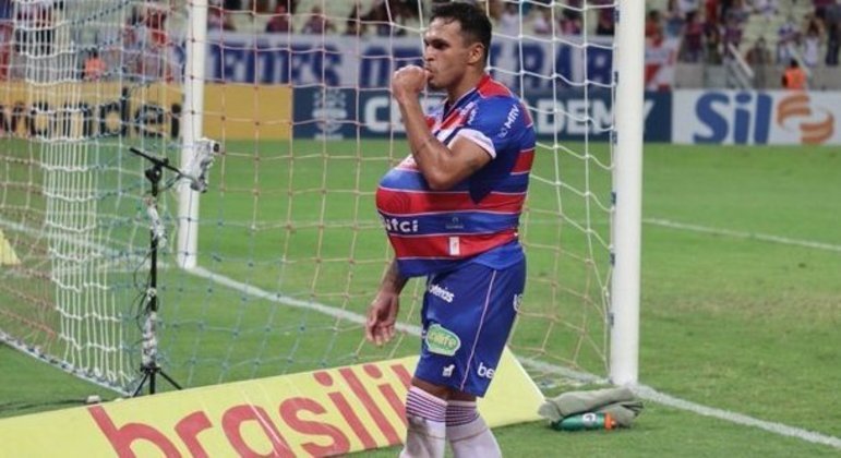 Robson comemora o gol fácil. Estava sozinho para aproveitar o rebote de Weverton