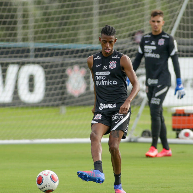 Zagueiro Robson Bambu em treino pelo Corinthians