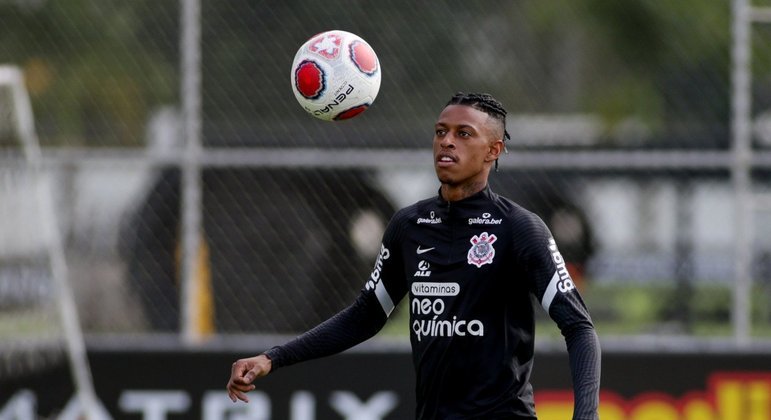 Zagueiro Robson Bambu em treino com bola no Corinthians
