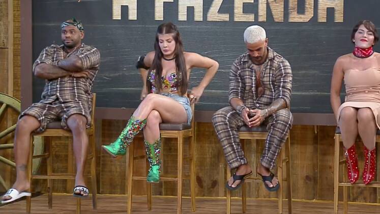 No Resta Um, Radamés sobrou e ocupou o último banquinho. Ele
vetou Yuri da Prova do Fazendeiro, mas ainda precisava abrir o Poder da Chama
Branca. Sortudo, o jogador de futebol recebeu a oportunidade de trocar de lugar
com outro peão e fez Nadja ocupar sua vaga. Com isso, Black, Jaque e Nadja se encontrarão no Fazendão para disputar a coroa caipira. Quem ganha? A Fazenda 15 vai ao ar de segunda a sexta, às 22h45, e sábados e domingos às 23h, na tela da RECORD. Acompanhe o R7.com e as redes sociais para ficar por dentro de todas as novidades! Assine o PlayPlus e tenha acesso às câmeras 24h