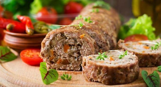 Rocambole de carne para a ceia de ano novo 