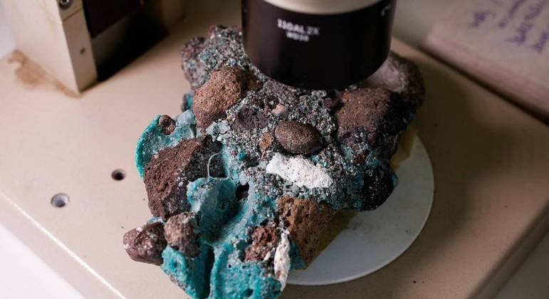 Rocha encontrada em ilhas vulcânicas contém elementos plásticos