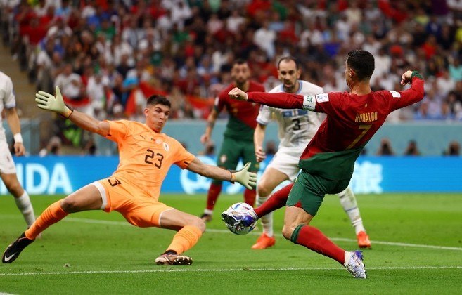 Os portugueses também tiveram boa chance com Cristiano, que parou nas mãos do goleiro Sergio Rochet