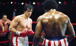 Sylvester Stallone não só protagonizou a grande franquia Rocky, como também escreveu a história do primeiro filme, lançado em 1976, em apenas 3 dias e meio. Apresentou o roteiro para a United Artists que viu potencial no personagem mas pensava em grandes nomes do cinema da época para retratá-lo. No entanto, Stallone insistiu em protagoniza-lo. Rocky - Um Lutador  foi filme de maior bilheteria daquele ano, e ganhou três Oscars, incluindo o de Melhor Filme. A partir daí, o ator tornou-se uma grande estrela de cinema