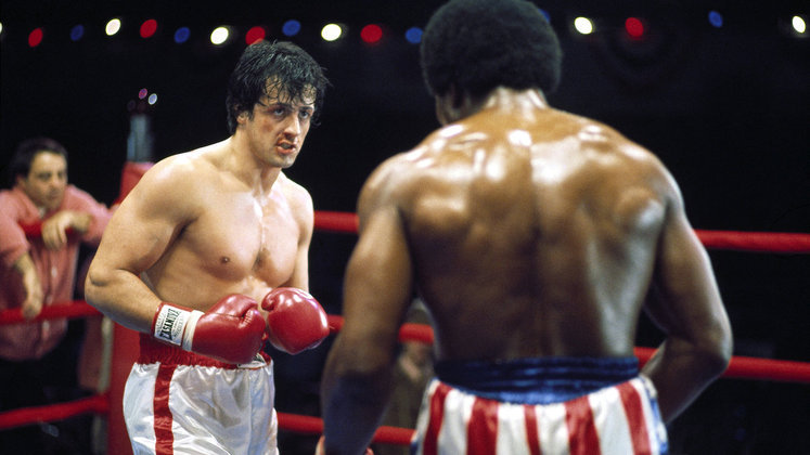 Sylvester Stallone não só protagonizou a grande franquia Rocky, como também escreveu a história do primeiro filme, lançado em 1976, em apenas 3 dias e meio. Apresentou o roteiro para a United Artists que viu potencial no personagem mas pensava em grandes nomes do cinema da época para retratá-lo. No entanto, Stallone insistiu em protagoniza-lo. Rocky - Um Lutador  foi filme de maior bilheteria daquele ano, e ganhou três Oscars, incluindo o de Melhor Filme. A partir daí, o ator tornou-se uma grande estrela de cinema