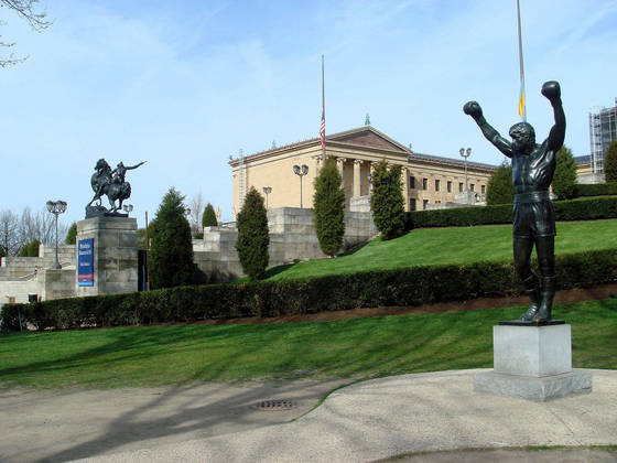 A franquia Rocky se passa na Filadélfia, e, em 1982, uma estátua do personagem foi encomendada por Stallone para o terceiro filme, que foi colocada no topo dos famosos degraus que o protagonista sobe ao som de Gonna Fly Now. A estátua de bronze continua lá, como uma locação turística, e a escadaria ficou conhecida como os 'Degraus de Rocky'