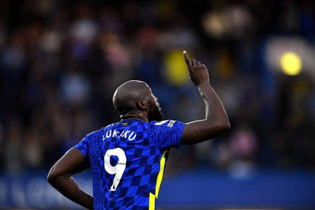 Romelu Lukaku está em sua segunda passagem pelo Chelsea, mas jamais o atacante belga havia marcado um gol em Stamford Bridge, estádio do clube de Londres. Quebrou a marca negativa em dose dupla neste sábado, garantindo a vitória por 3 a 0 sobre o Aston Villa que colocou a equipe ao lado do Manchester United no topo do Campeonato Inglês