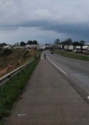 Manifestantes bloqueiam BR-060, em Goiás