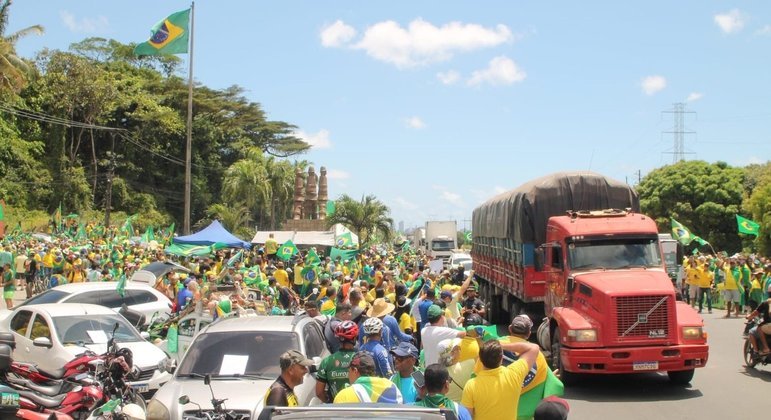 Manifestantes durante bloqueio parcial de rodovia no Recife, em novembro de 2022