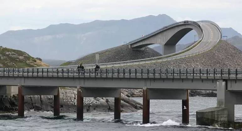 Rodovia do Atlântico (Noruega) - Estrada de 8 km com 8 pontes e que foi construída por cima de um arquipélago no Oceano Atlântico. A ponte mais longa (260 metros) e famosa é a Storseisundet que ganhou o título de “Construção Norueguesa do Século”.