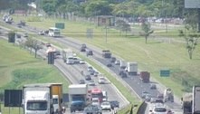 Ciclista morre após ser atingido por caminhão na Dutra, em Guarulhos