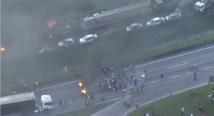 Manifestantes põem fogo em objetos