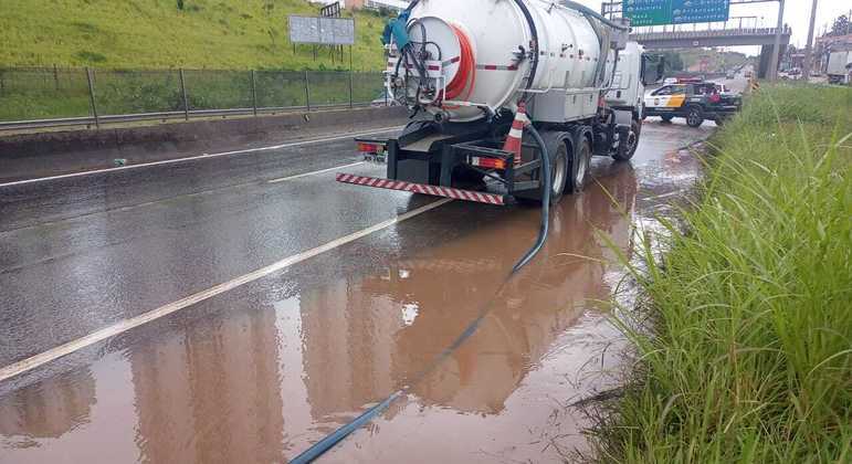 Arteris contrata caminhão hidrojato para desobstruir a Rodovia Régis Bittencourt