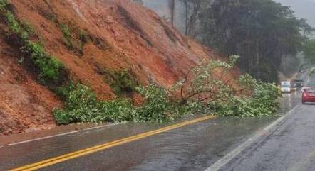 Chuvas intensas provocaram interdições parciais na rodovia Rio-Santos