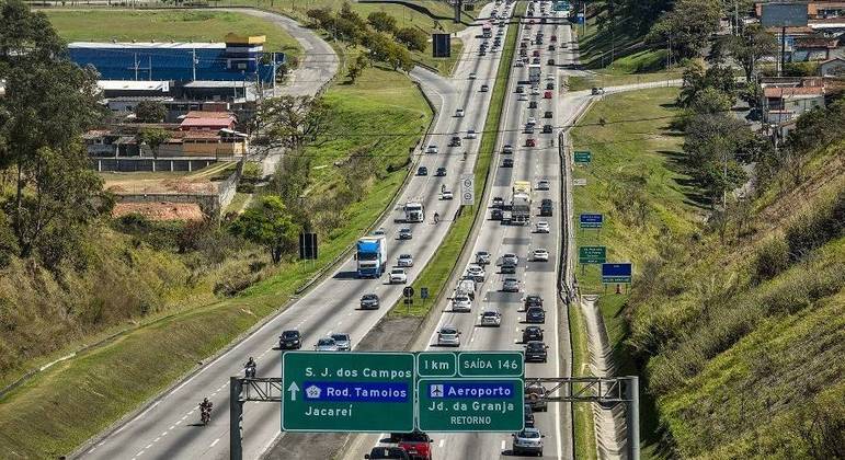 Falta de cinto rende uma multa a cada 2 minutos em rodovias federais -  28/06/2015 - UOL Notícias