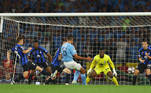 Rodri chuta para marcar o primeiro gol do Manchester City contra a Inter de Milão na final